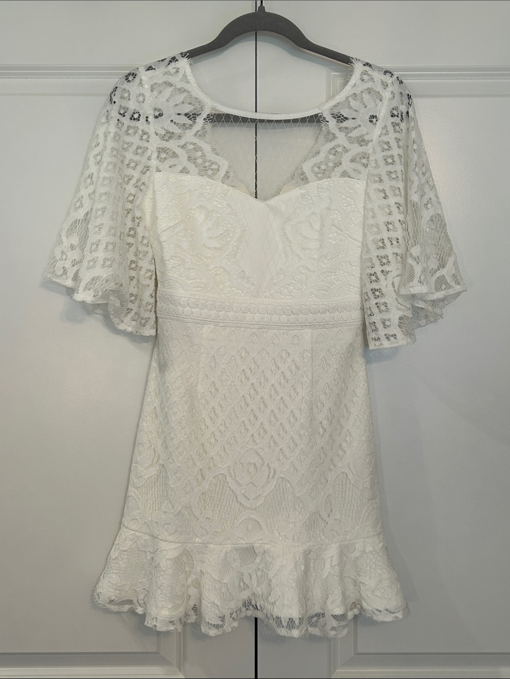 Two Sisters White Lace Sweetheart Mini Dress